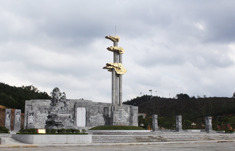 Đài tưởng niệm các liệt sỹ đã anh dũng hi sinh tại khu di tích Truông Bồn